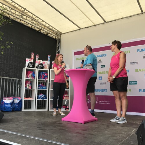 Plani Anna zum Interview auf der BARMER Bühne mit Moderator Mike Hamel und Eventmanagerin Stephanie Fahnemann
