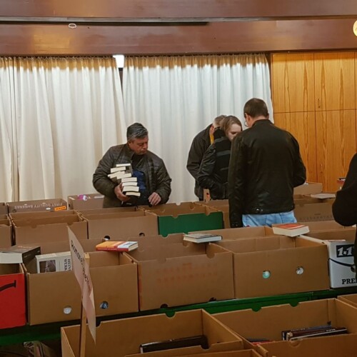 Besucher auf dem Bücherbasar