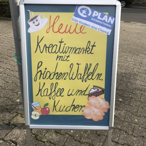 Heute Kreativmarkt mit Kuchen und Waffeln