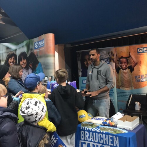 Fraport Skyliners Point Guard Akeem Vargas am Stand von Plan International